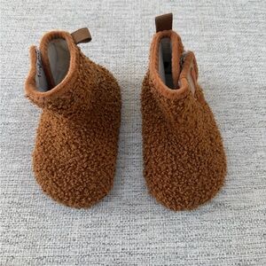 Cozy Teddy Sherpa Slip-On Shoes - Rust Brown. Size 6-6.5